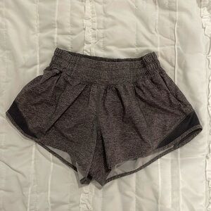 lululemon hotty hots low rise 2.5” shorts
